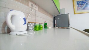 Studiosvit Deluxe - balkong - viss havsutsikt | Eget pentry | Stort kylskåp, mikrovågsugn, spishäll och kaffe- och tebryggare