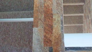 Una escalera con un diseño similar a la piedra en la barandilla y los peldaños.