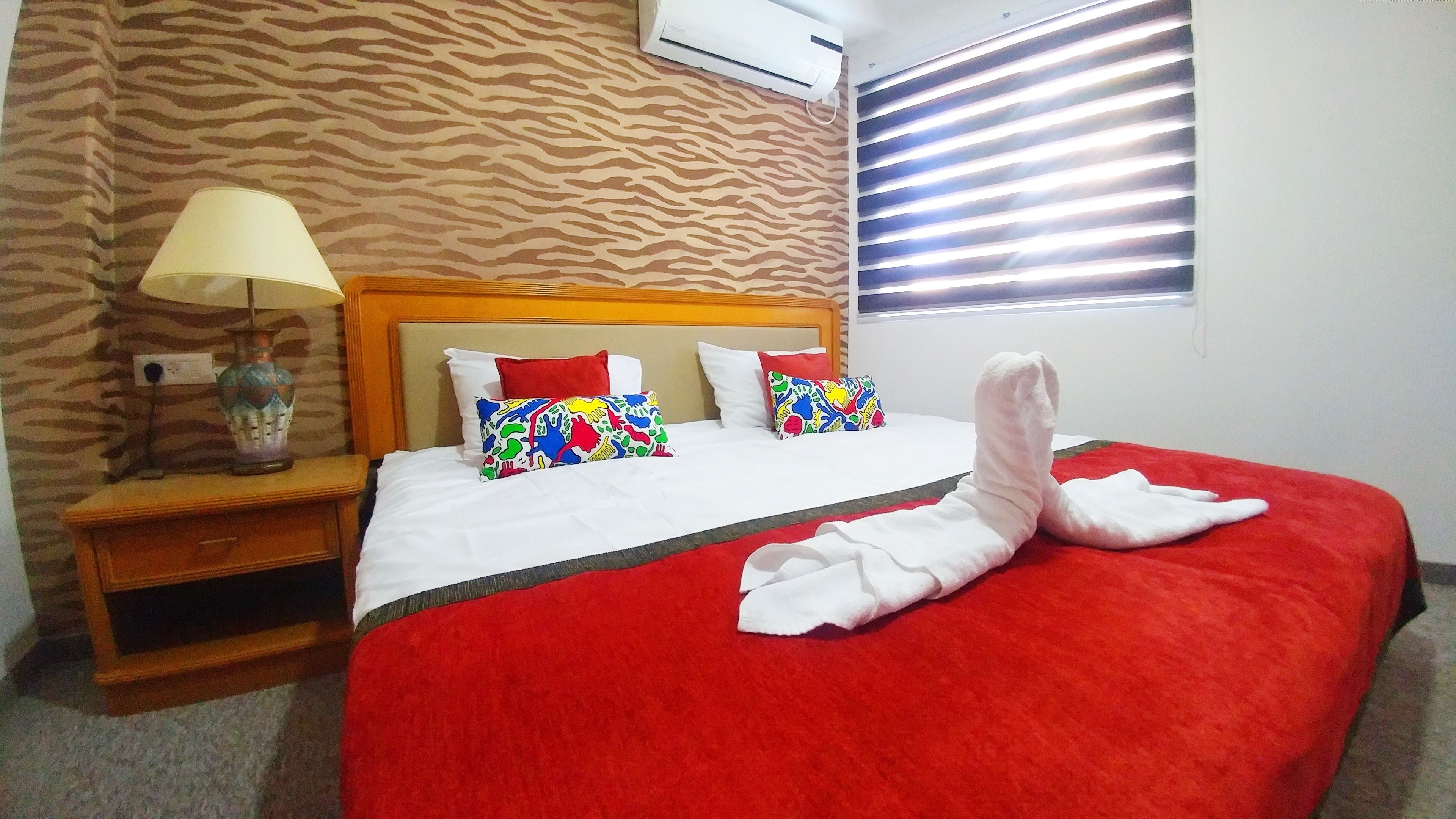 Habitación familiar, vistas a la ciudad | Ropa de cama de alta calidad y espacio para trabajar con un portátil