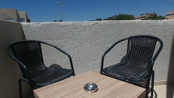 Suite monolocale Deluxe, 1 letto king, balcone, vista mare parziale | Terrazza/patio