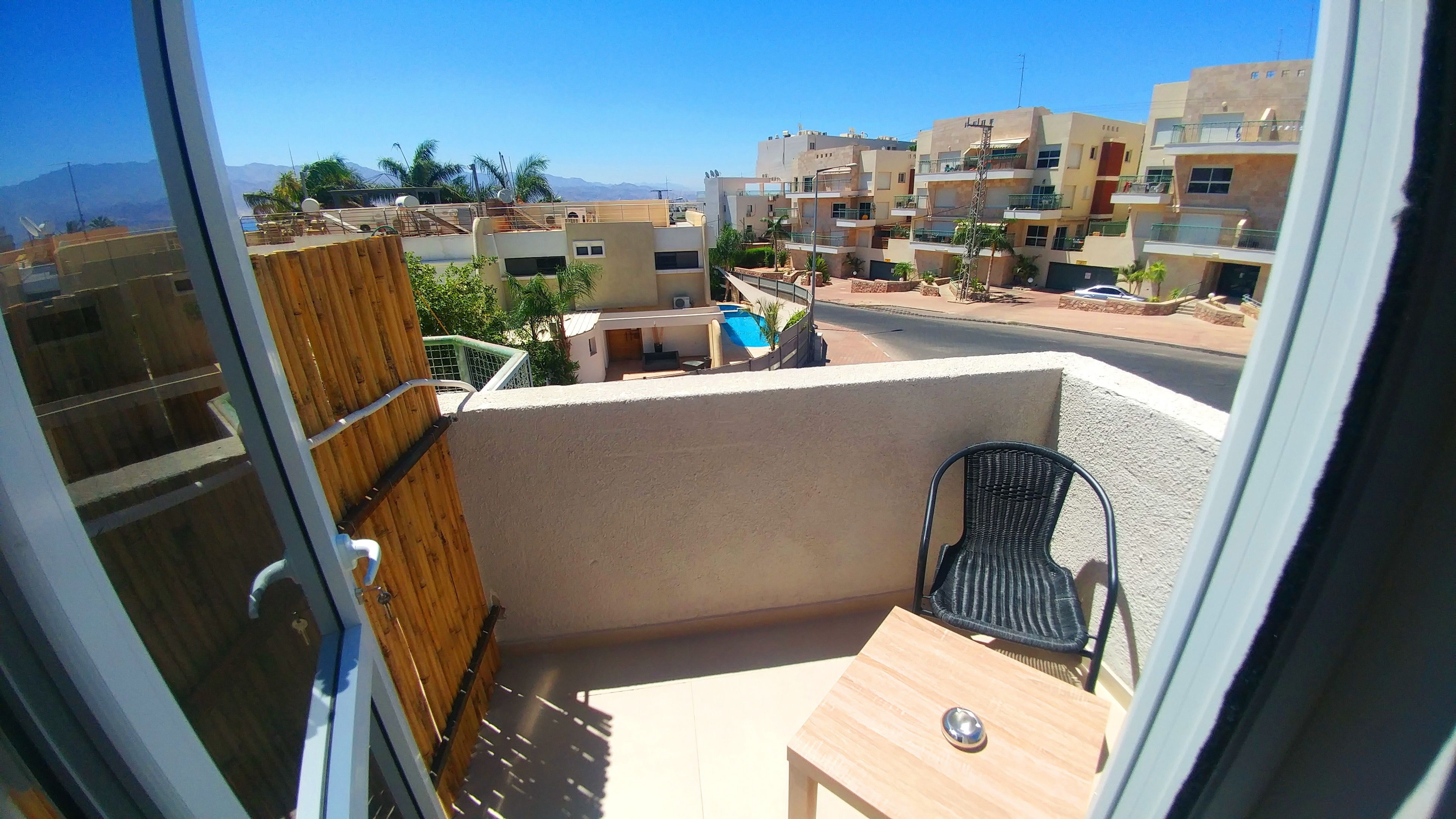 Suite estudio Deluxe, 1 cama King size, balcón, vista parcial al mar | Vista desde la habitación