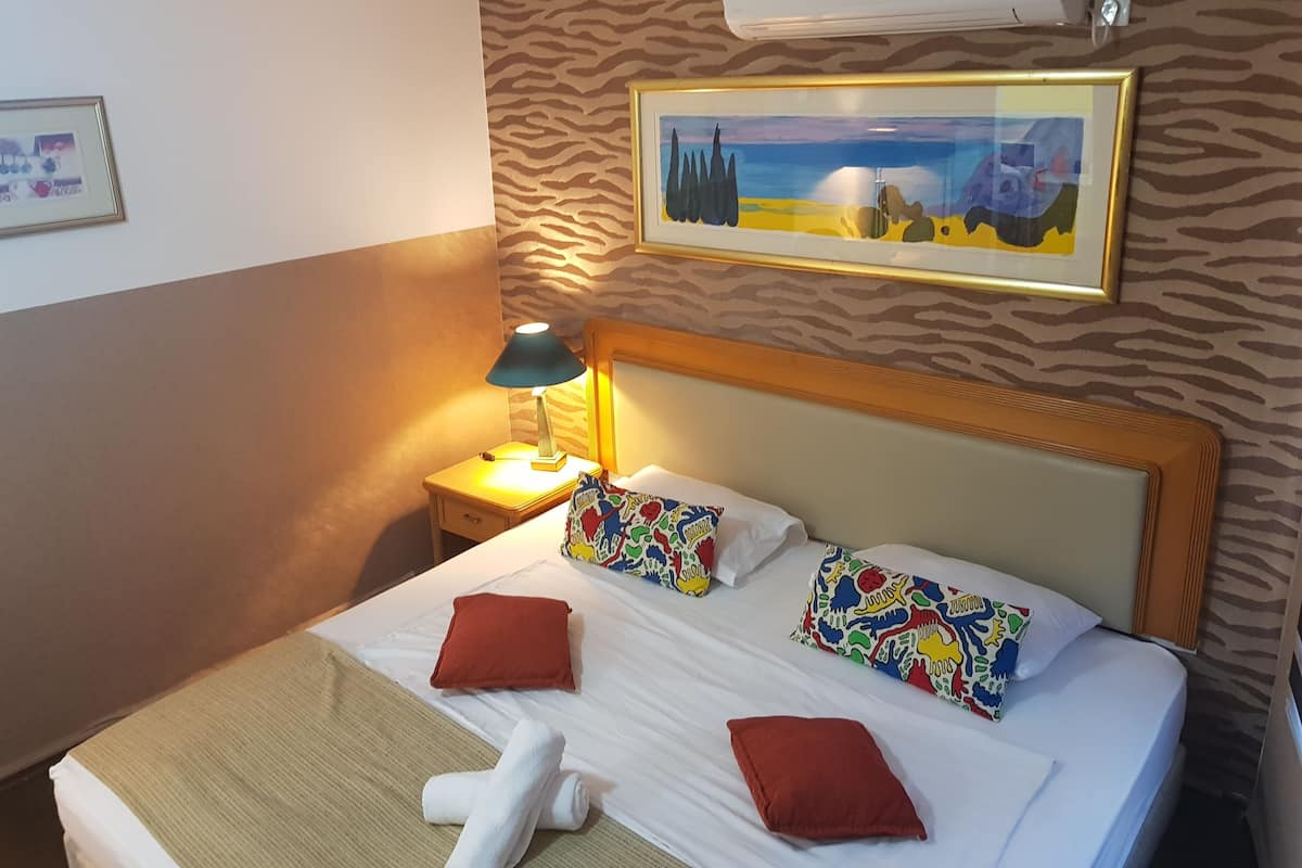 Eenvoudige studio suite, 1 kingsize bed, uitzicht op tuin | Luxe beddengoed, individueel gedecoreerd, individueel gemeubileerd