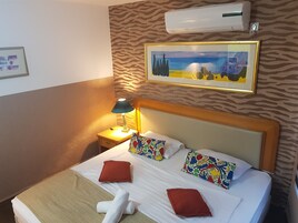 Basic Studio Suite, 1 King Bed, Garden View | Premium bedding, individually decorated, individually furnished