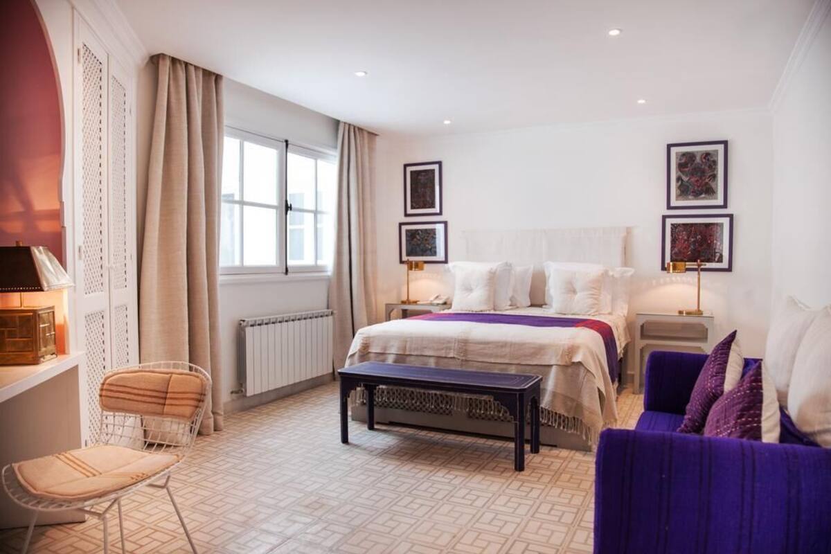 Habitación doble estándar | Ropa de cama de alta calidad y caja de seguridad en la habitación