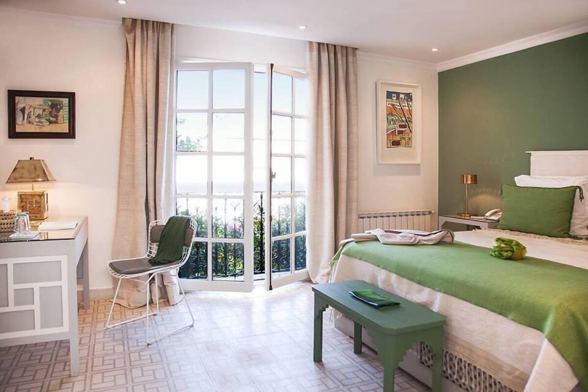 Ropa de cama de alta calidad y caja de seguridad en la habitación