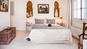 Roba de llit d'alta qualitat i caixa forta a l'habitació 