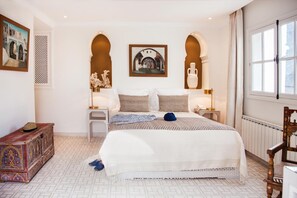 Ropa de cama de alta calidad y caja de seguridad en la habitación