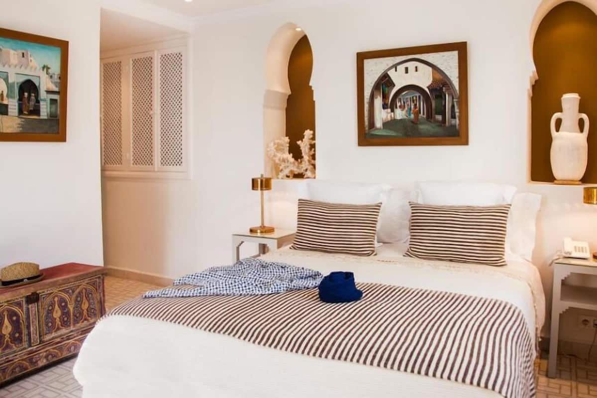 Ropa de cama de alta calidad y caja de seguridad en la habitación