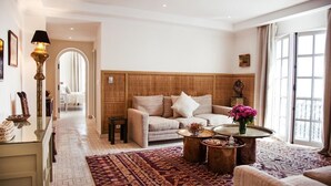 Habitació quàdruple sènior | Roba de llit d'alta qualitat i caixa forta a l'habitació 