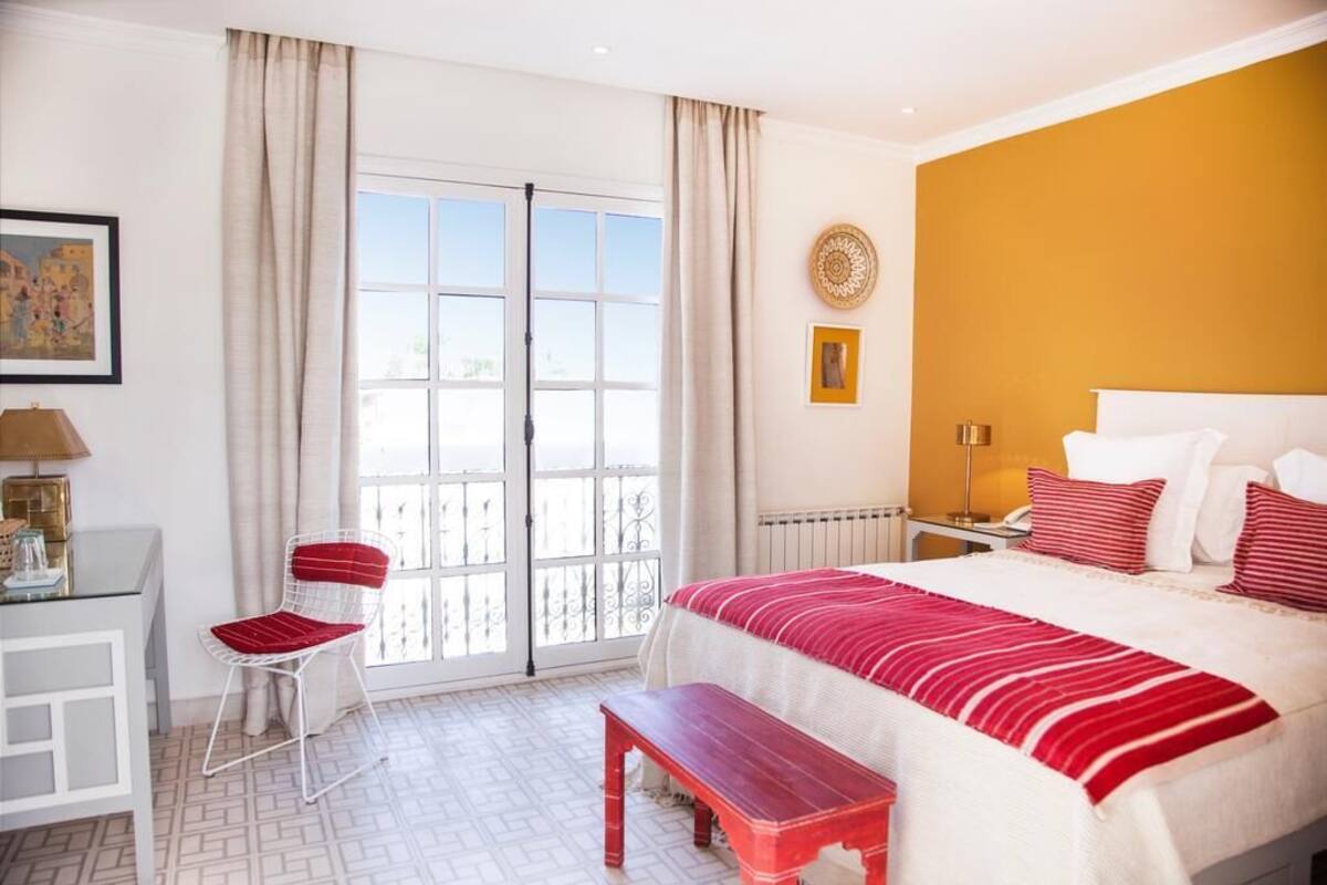 Ropa de cama de alta calidad y caja de seguridad en la habitación