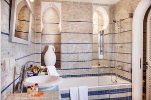Regadera, amenidades de baño gratuitas, secadora de cabello, toallas 