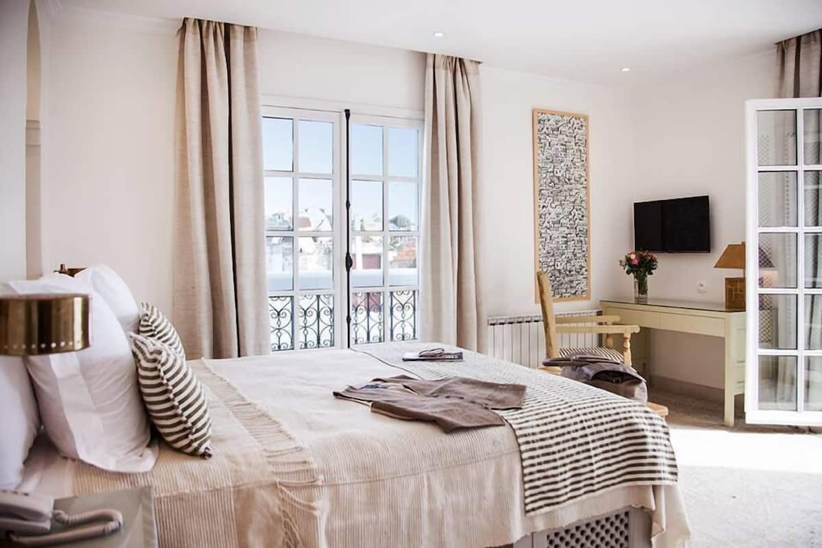 Ropa de cama de alta calidad y caja de seguridad en la habitación