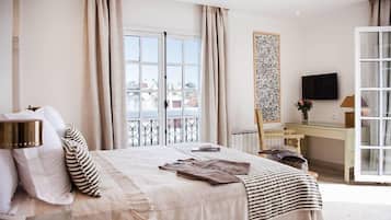 Habitación senior cuádruple | Ropa de cama de alta calidad y caja de seguridad en la habitación