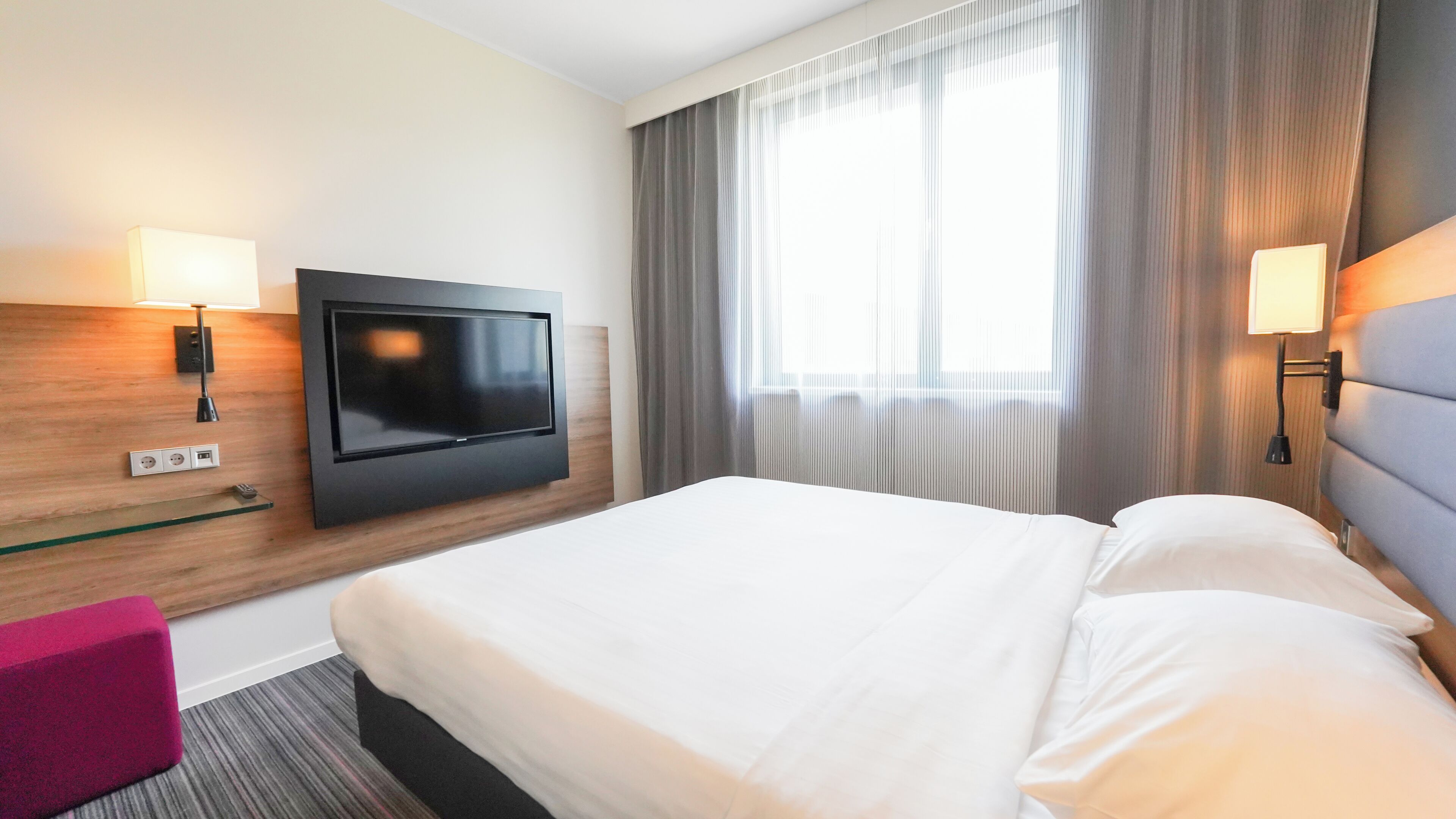 Senger med overmadrass, skrivebord, lydisolert og wi-fi (inkludert)