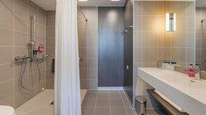 Dusj, hårføner og håndklær