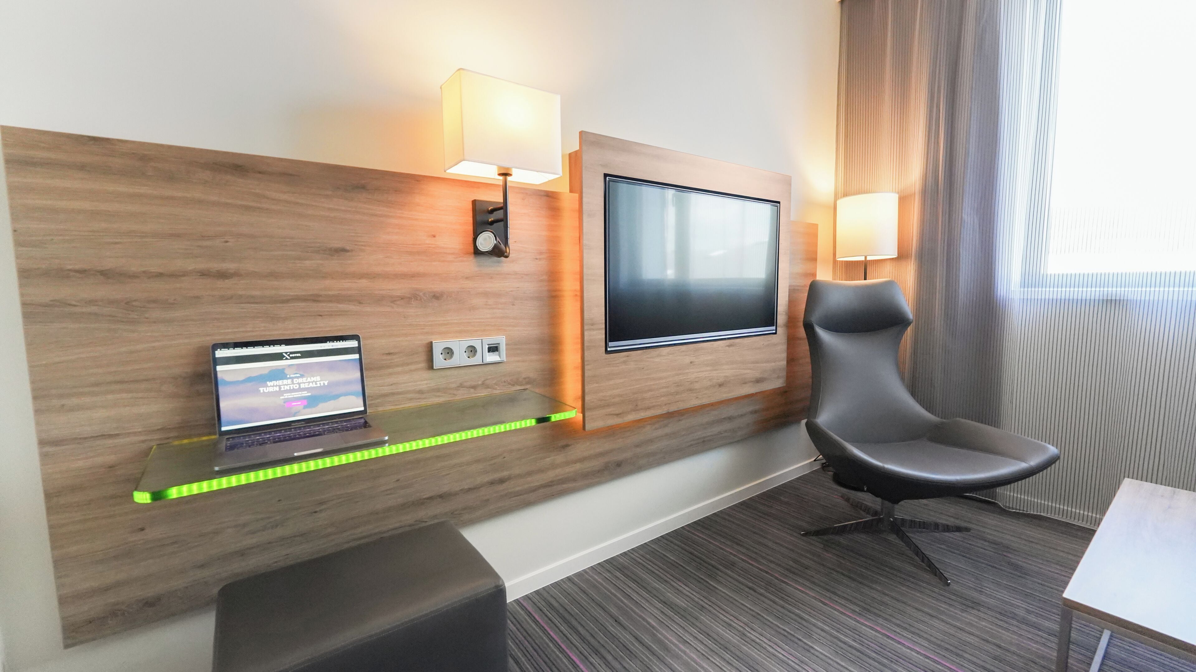 Pillowtop beds, desk, soundproofing, free WiFi