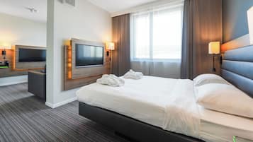 Familjerum - 1 queensize-säng med bäddsoffa | Bäddmadrasser, värdeförvaringsskåp på rummet och skrivbord