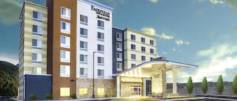Un hotel Fairfield Inn & Suites by Marriott de varios pisos, con estacionamiento y entrada cubierta.