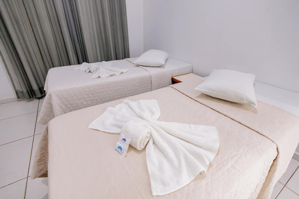 Quarto triplo básico | Frigobar, escrivaninha, Wi-Fi de cortesia, roupa de cama