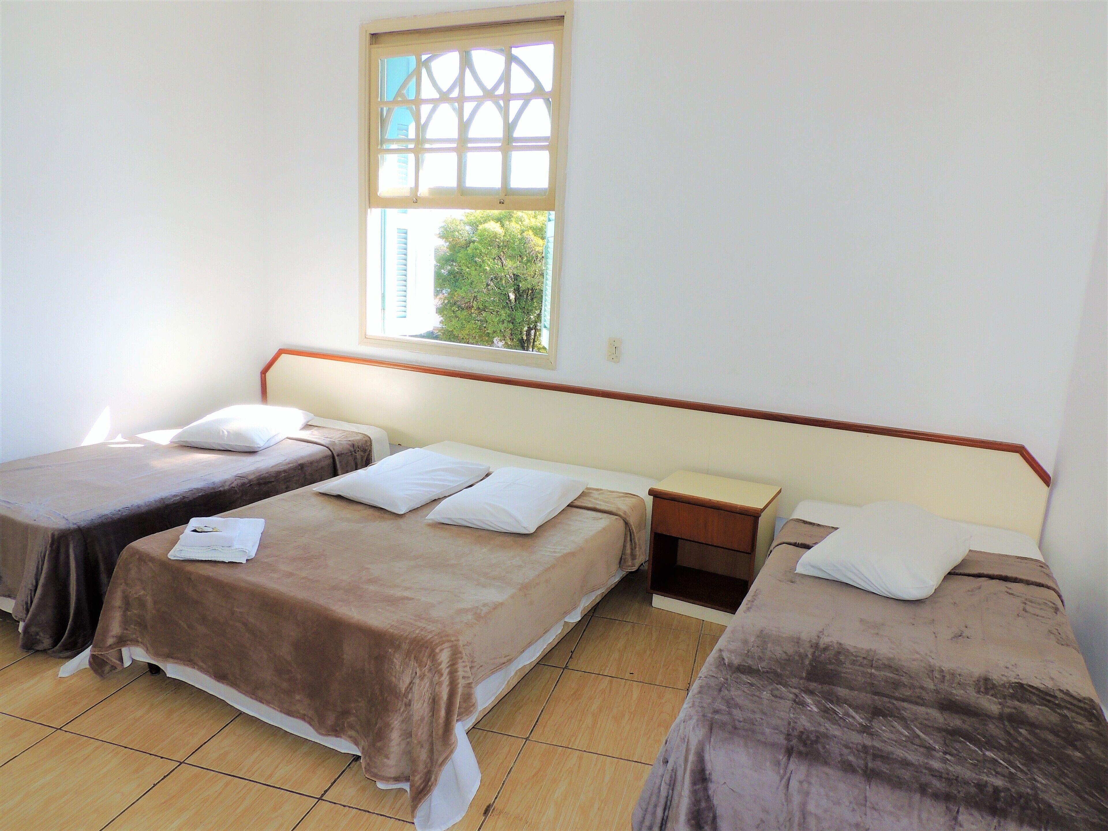 Quarto quádruplo família | Frigobar, escrivaninha, Wi-Fi de cortesia, roupa de cama