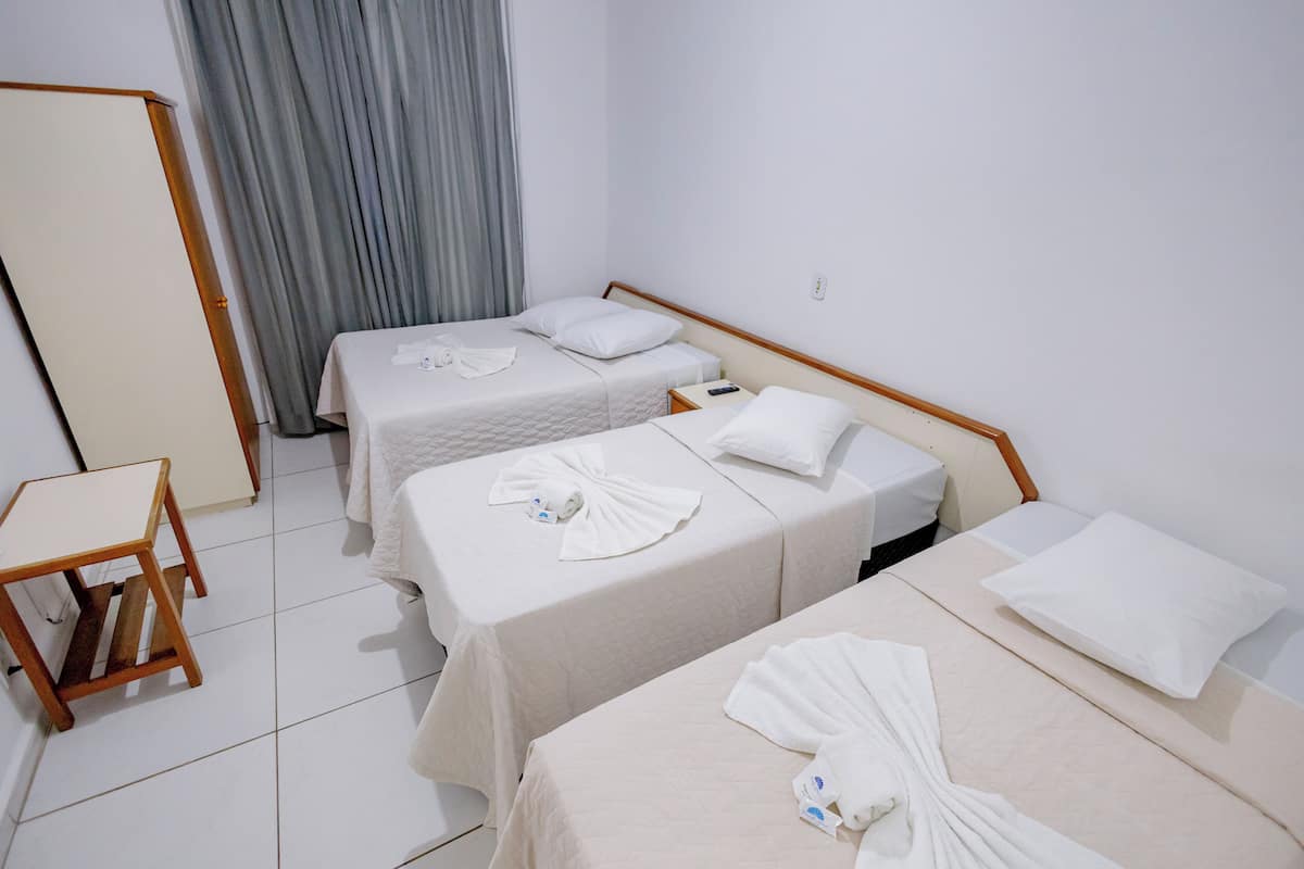 Quarto quádruplo família | Frigobar, escrivaninha, Wi-Fi de cortesia, roupa de cama