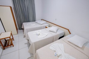 Familjerum för fyra | Minibar, skrivbord, gratis wi-fi och sängkläder