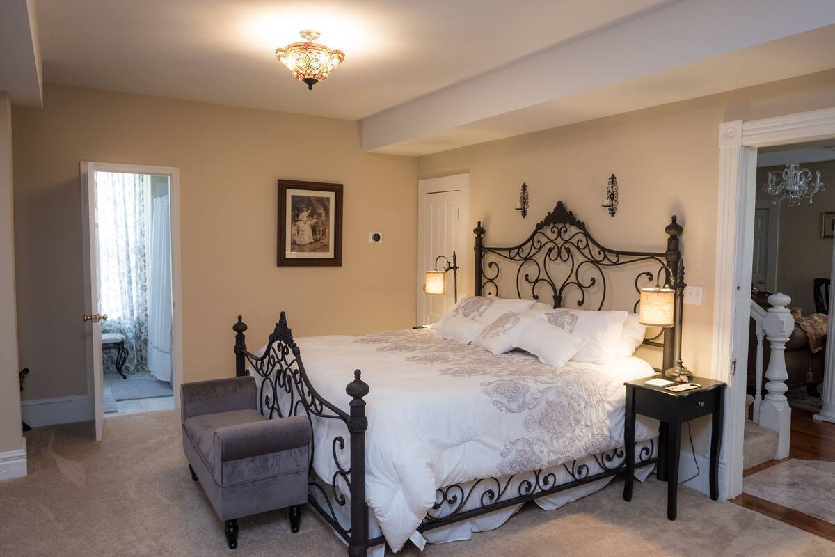 4 bedrooms, Egyptian cotton sheets, premium bedding, memory-foam beds