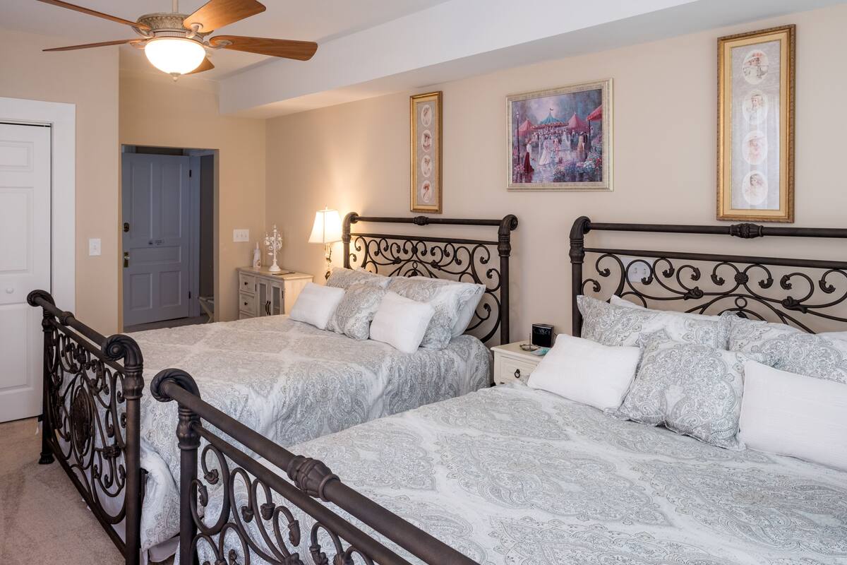 4 bedrooms, Egyptian cotton sheets, premium bedding, memory-foam beds