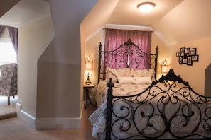 4 bedrooms, Egyptian cotton sheets, premium bedding, memory-foam beds