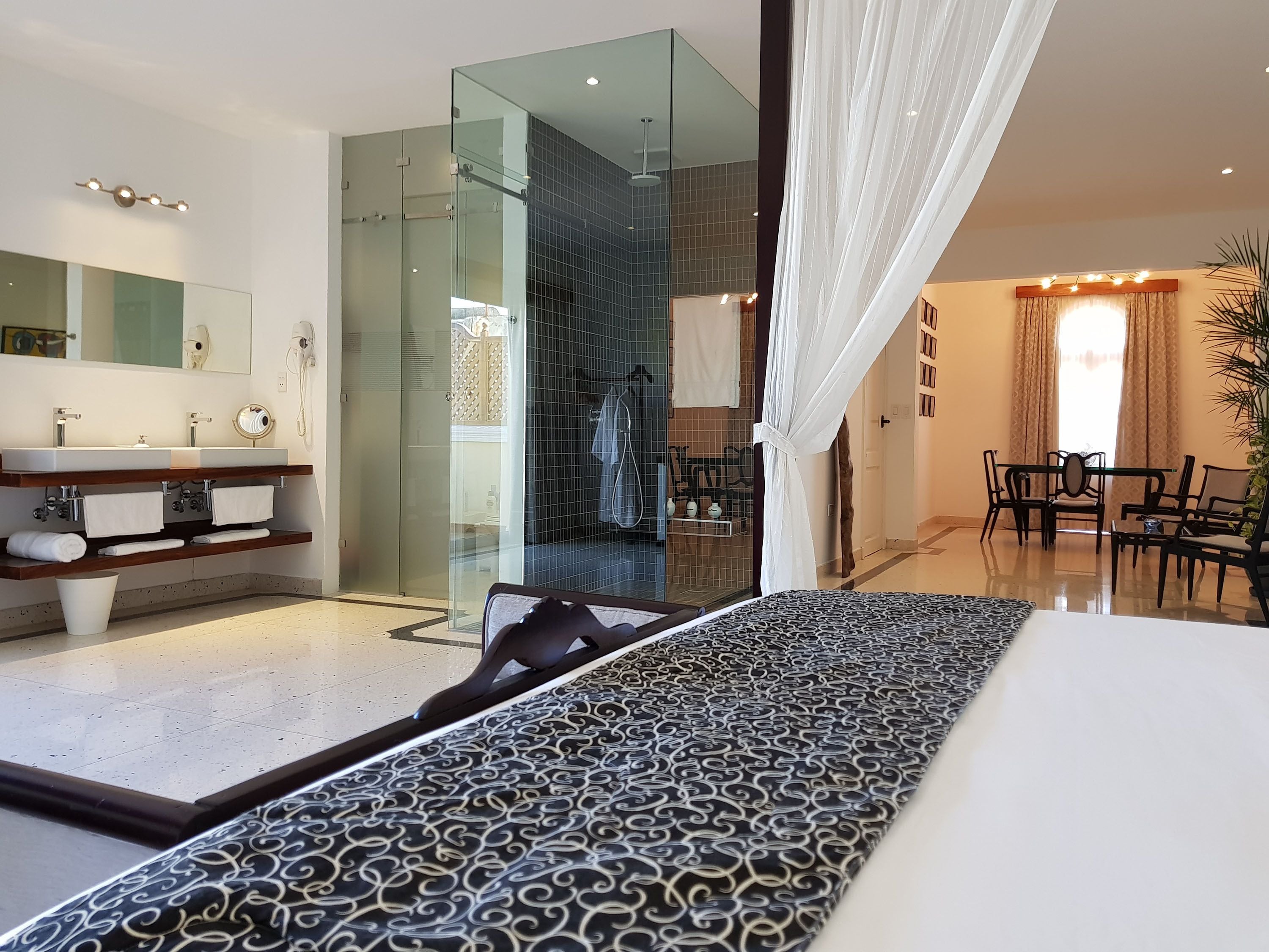 suite | down duvets, minibar, in-room safe, individually decorated