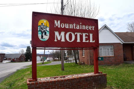 Exterior. Mountaineer Motel