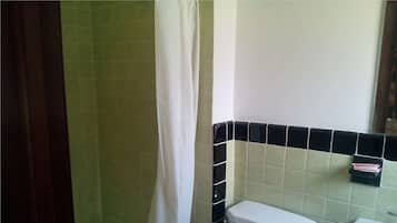 Standard Room, 2 Queen Beds | Bathroom