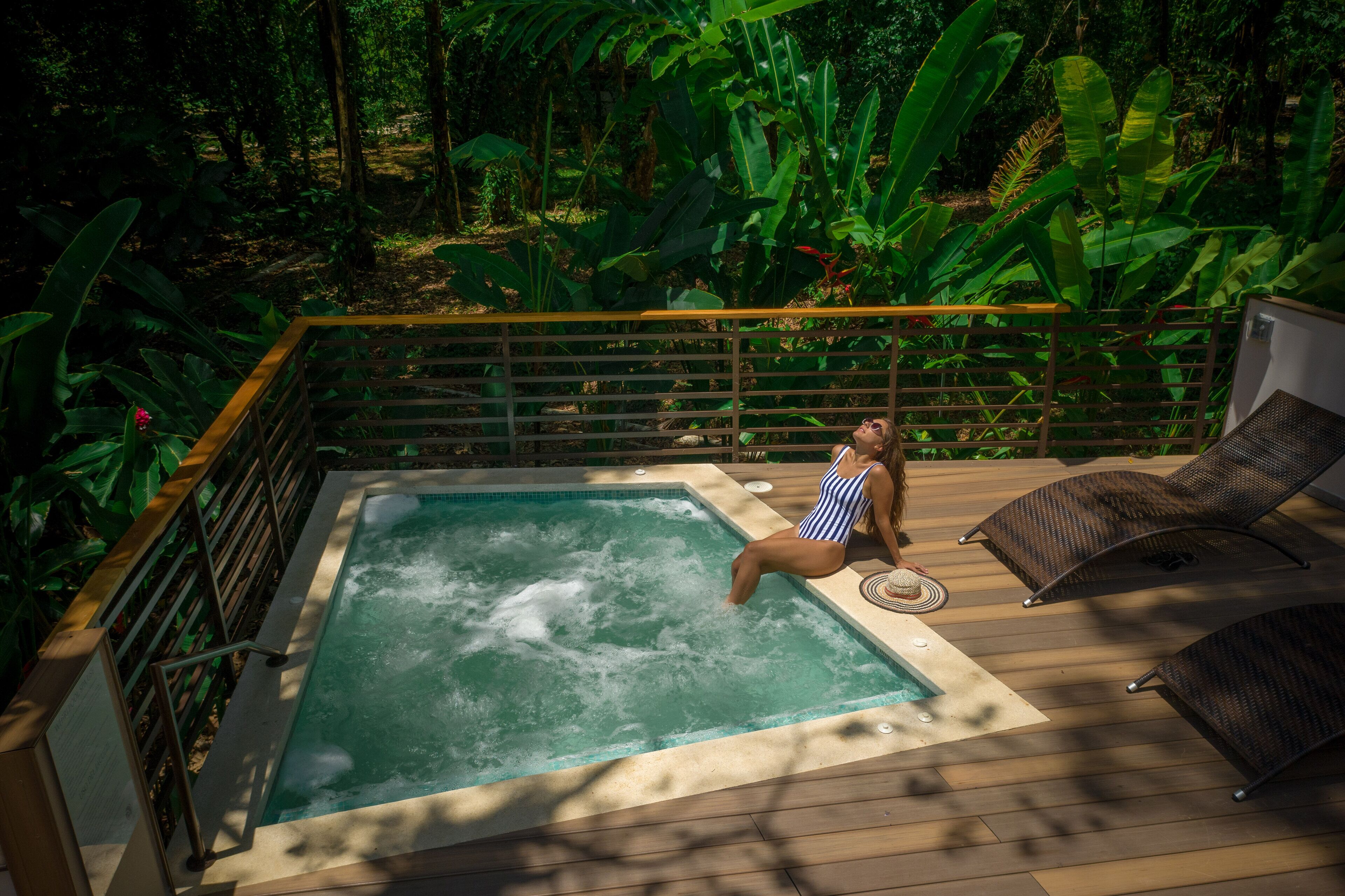 Piscine extérieure, chaises longues