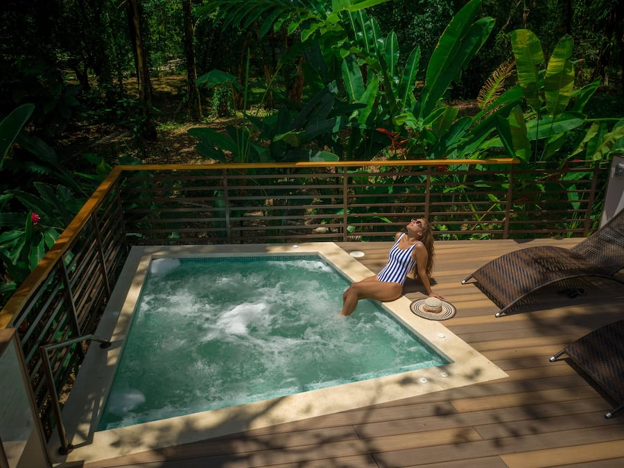 Utomhuspool med öppettider 08.00 till 20.00, och solstolar