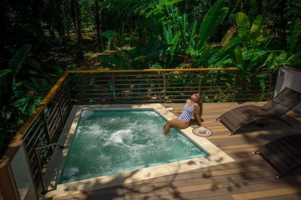 Ulkouima-allas avoinna 8.00–20.00, aurinkotuoleja