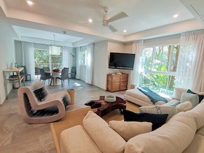 2 Bedroom Residence Rainforest View | Living area
