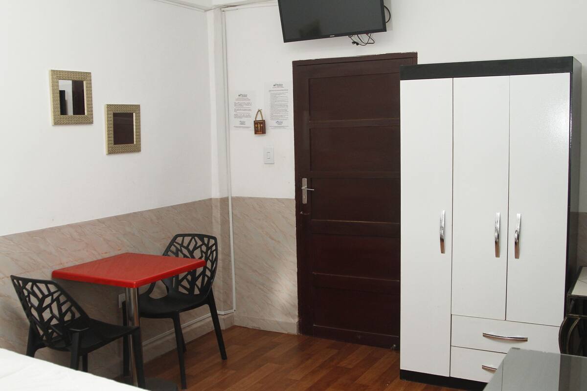 Edredones de plumas, wifi gratis, mobiliario individual y ropa de cama