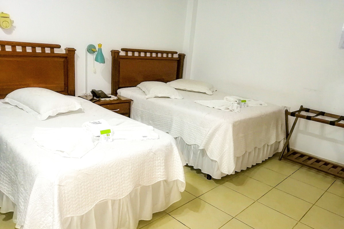 Habitación triple familiar, 1 habitación, baño privado | Edredones de plumas, wifi gratis, mobiliario individual y ropa de cama
