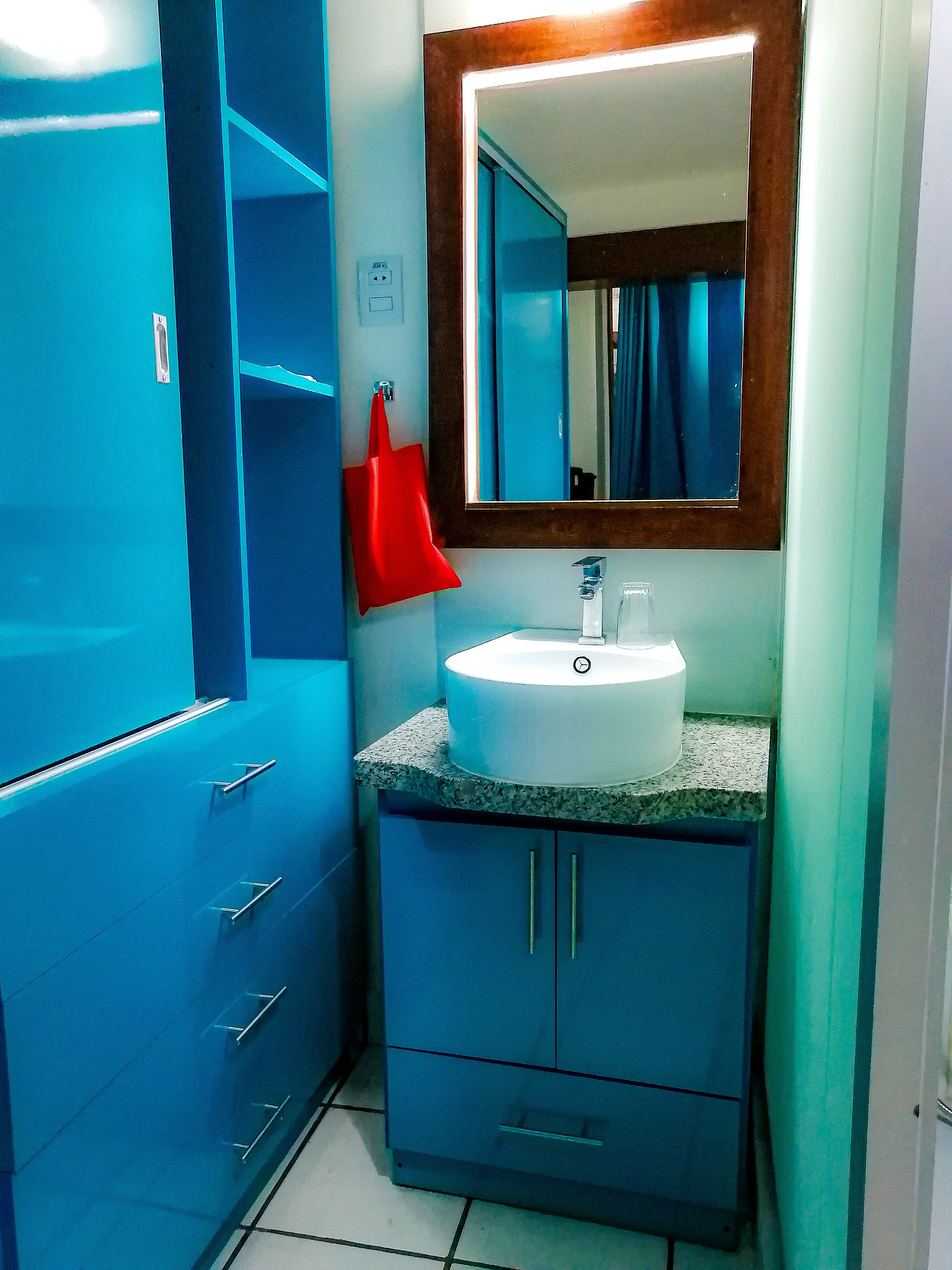 economy room, 1 king bed | bathroom sink