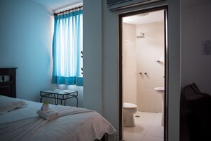 Chambre Familiale avec lits jumeaux, 1 chambre, cuisine | Salle de bain | Douche, douche à « effet pluie », articles de toilette gratuits