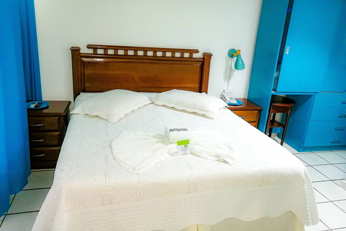 Habitación económica, 1 cama de matrimonio grande | Edredones de plumas, wifi gratis, mobiliario individual y ropa de cama