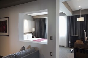 Suite Junior, 1 très grand lit, non-fumeurs (with Sofabed) | Minibar, coffres-forts dans les chambres, bureau