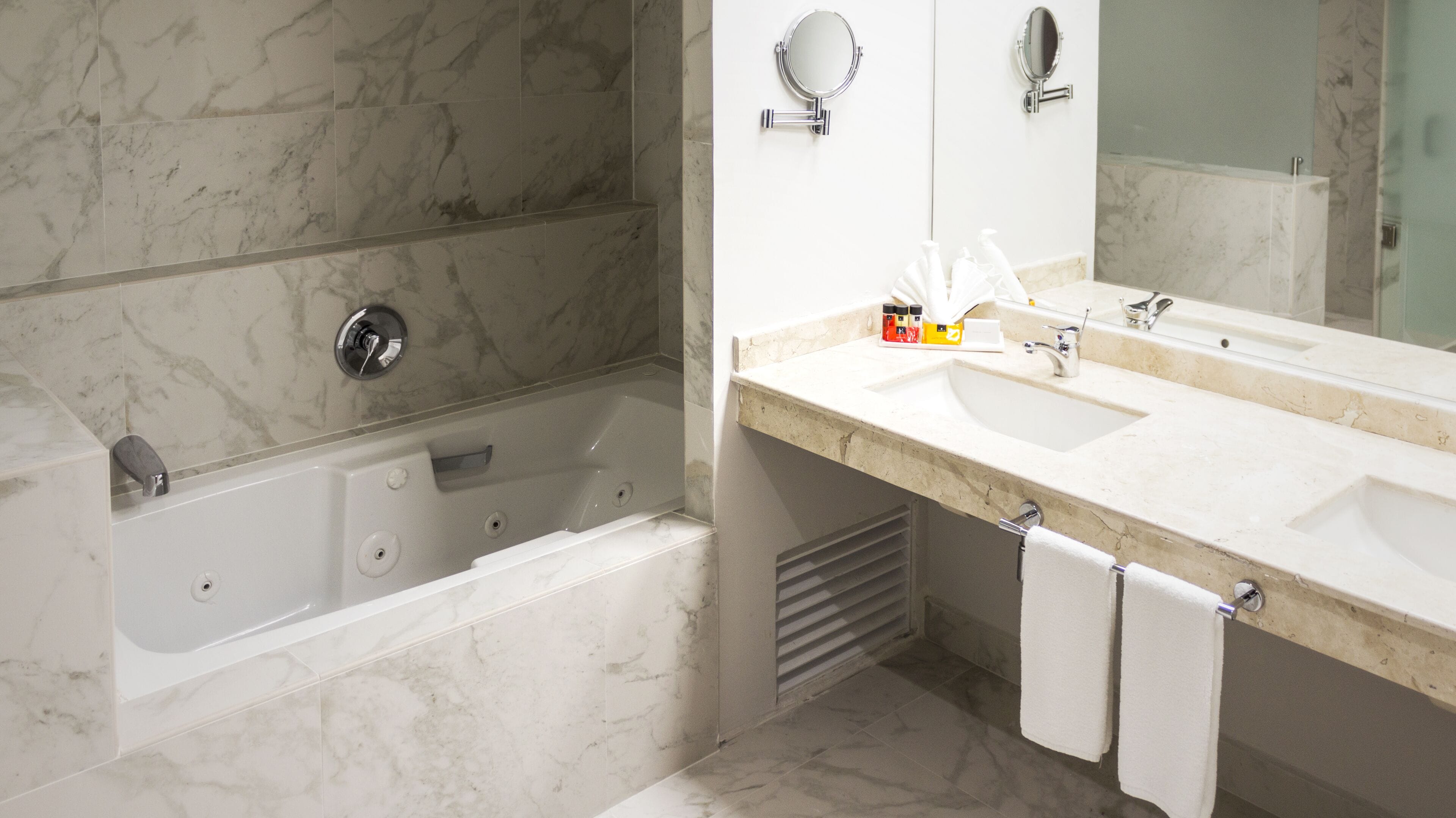 Suite ejecutiva, 1 cama King size, para no fumadores, hidromasaje | Tina de hidromasaje