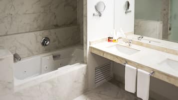 Suite Exécutive, 1 trÚs grand lit, non-fumeur, bain à remous | Baignoire à jets