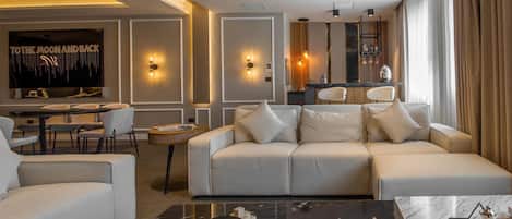 Suite, 1 King Bed, Non Smoking, Jetted Tub (2nd Floor) | 1 bedroom, minibar, in-room safe, desk