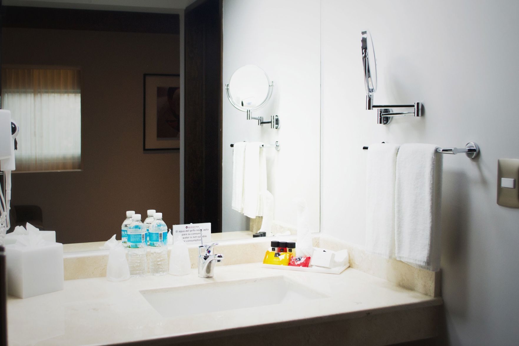 Badkamer | Een douche, een regendouche, gratis toiletartikelen, een haardroger