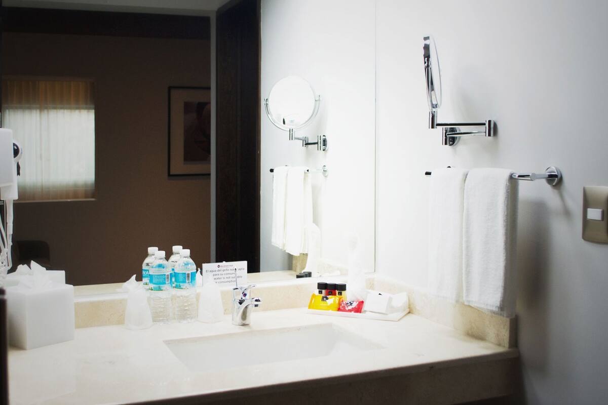 Baño | Regadera, regadera tipo lluvia, amenidades de baño gratuitas