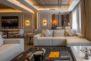 Minibar, coffres-forts dans les chambres, bureau