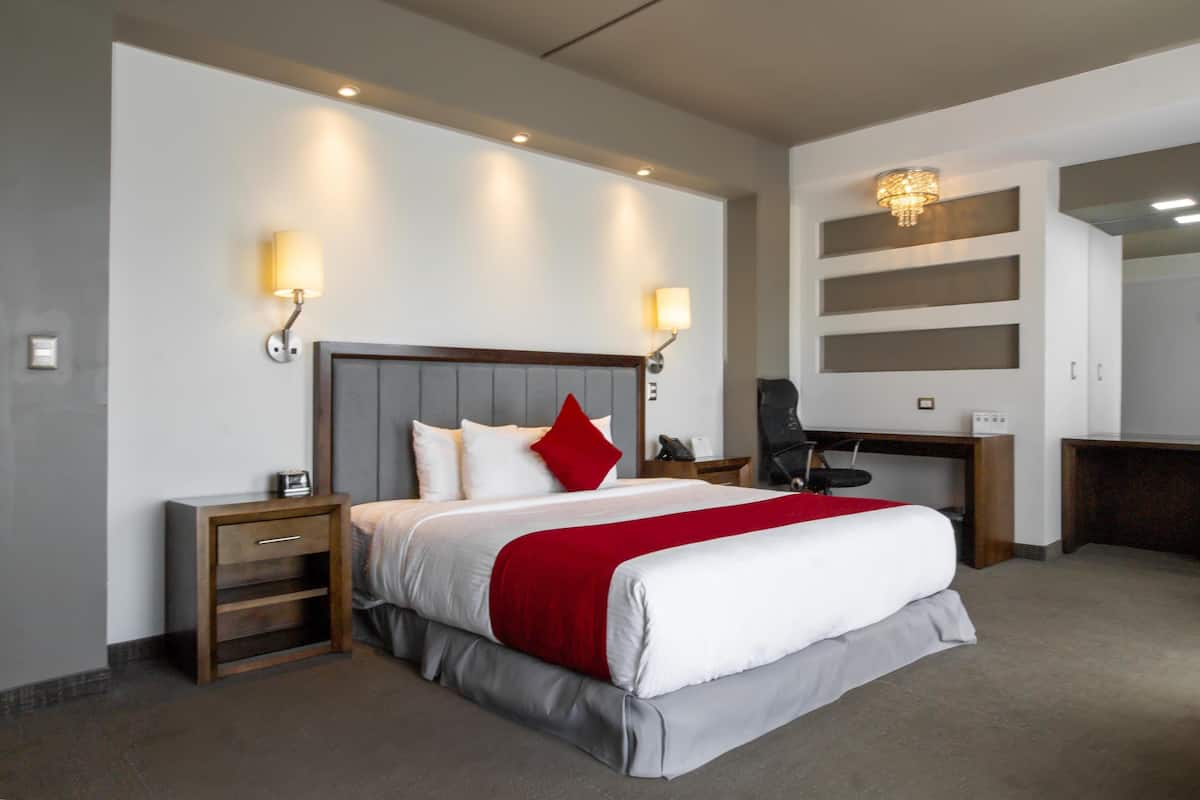 Suite Exécutive, 1 très grand lit, non-fumeurs, baignoire à jets | Minibar, coffres-forts dans les chambres, bureau