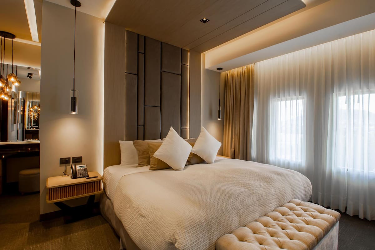 Suite, 1 très grand lit, non-fumeurs, baignoire à jets (2nd Floor) | Minibar, coffres-forts dans les chambres, bureau